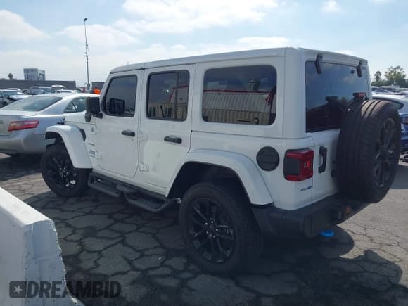 ✅ 2024 Jeep Wrangler Sahara • VIN: 1C4RJXP62RW255492 • Lot: 43407205. Listed on IAAI with 15,649 mi. Free auction sales archive from the USA and detailed vehicle history report at DreamBid. Image 3.