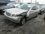 ✅ 2003 Mercedes-Benz C 240 • VIN: WDBRF61J13E012597 • Lot: 40471114. Wystawiony na IAAI z przebiegiem Nie podano. Bezpłatny archiwum sprzedaży aukcyjnych z USA i szczegółowy raport historii pojazdu na DreamBid. Zdjęcie 2.