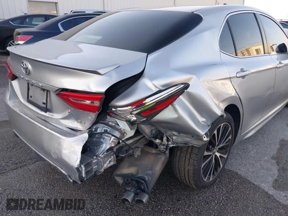 ✅ 2018 Toyota Camry LE • VIN: JTNB11HKXJ3025792 • Lot: 43460565. Wystawiony na IAAI z przebiegiem 186 784 mil. Bezpłatny archiwum sprzedaży aukcyjnych z USA i szczegółowy raport historii pojazdu na DreamBid. Zdjęcie 6.