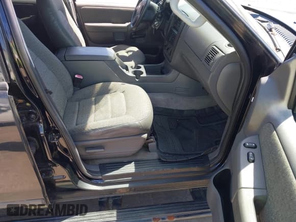 ✅ 2004 Ford Explorer XLS • VIN: 1FMZU72KX4UB38786 • Lot: 43019584. Wystawiony na IAAI z przebiegiem 233 196 mil. Bezpłatny archiwum sprzedaży aukcyjnych z USA i szczegółowy raport historii pojazdu na DreamBid. Zdjęcie 5.