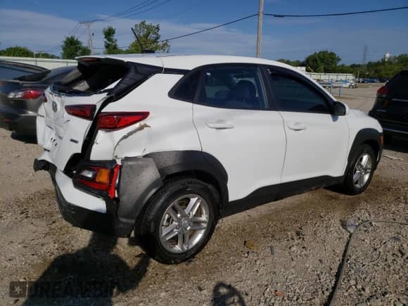 ✅ 2021 Hyundai Kona SE • VIN: KM8K1CAA4MU748470 • Lot: 66605463. Wystawiony na Copart z przebiegiem 20 480 mil mil. Skorzystaj z bezpłatnego archiwum sprzedaży aukcyjnych z USA i zobacz szczegółowy raport historii pojazdu na DreamBid. Zdjęcie 3.