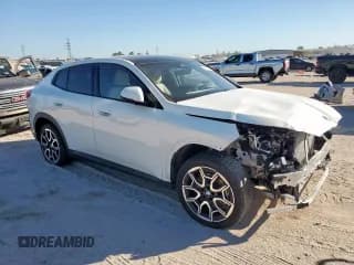 ✅ 2025 BMW X2 xDrive28i • VIN: WBX63GM03S5239023 • Lot: 91191115. Wystawiony na Copart z przebiegiem 4 717 mil. Bezpłatny archiwum sprzedaży aukcyjnych z USA i szczegółowy raport historii pojazdu na DreamBid. Zdjęcie 4.