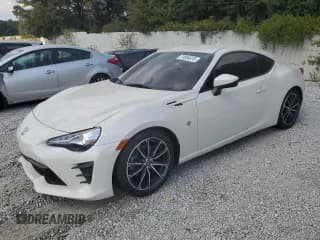 ✅ 2019 Toyota 86 • VIN: JF1ZNAA16K9703130 • Лот: 71054675. Опубликован ранее на Copart с пробегом 57 684 миль. Бесплатный доступ к архиву аукционных продаж из США и подробный отчёт об истории автомобиля на DreamBid. Изображение 1.
