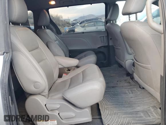 ✅ 2015 Toyota Sienna XLE • VIN: 5TDDK3DCXFS094993 • Lot: 91146755. Wystawiony na Copart z przebiegiem 225 732 mil. Bezpłatny archiwum sprzedaży aukcyjnych z USA i szczegółowy raport historii pojazdu na DreamBid. Zdjęcie 11.