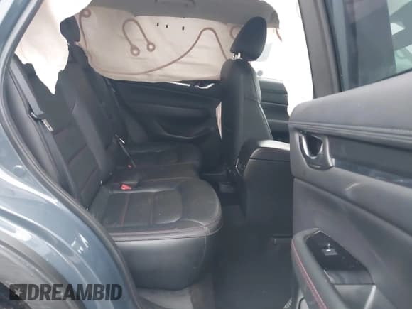 ✅ 2023 Mazda CX-5 S Carbon Edition • VIN: JM3KFBCM2P0153742 • Lot: 43793152. Wystawiony na IAAI z przebiegiem 84 096 mil. Bezpłatny archiwum sprzedaży aukcyjnych z USA i szczegółowy raport historii pojazdu na DreamBid. Zdjęcie 8.