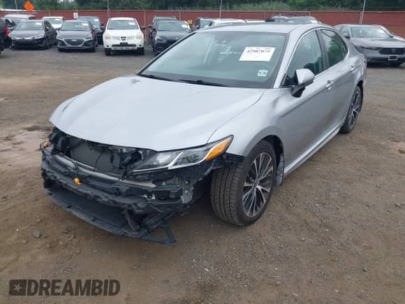 2020 Toyota Camry SE with VIN 4T1G11BKXLU009460, listed as a IAAI auction lot 42907075 with 43,495 mi miles and . Bid and sale history available at DreamBid. Image 6.