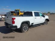 ✅ 2024 Chevrolet Silverado 2500HD Custom • VIN: 2GC1YME76R1179916 • Lot: 41954363. Wystawiony na IAAI z przebiegiem Nie podano. Bezpłatny archiwum sprzedaży aukcyjnych z USA i szczegółowy raport historii pojazdu na DreamBid. Zdjęcie 4.