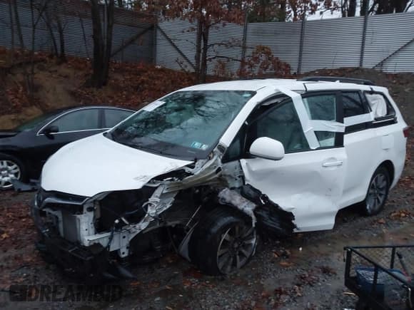 ✅ 2020 Toyota Sienna LE • VIN: 5TDJZ3DC6LS237433 • Lot: 40948475. Listed on IAAI with 108,000 mi. Free auction sales archive from the USA and detailed vehicle history report at DreamBid. Image 6.