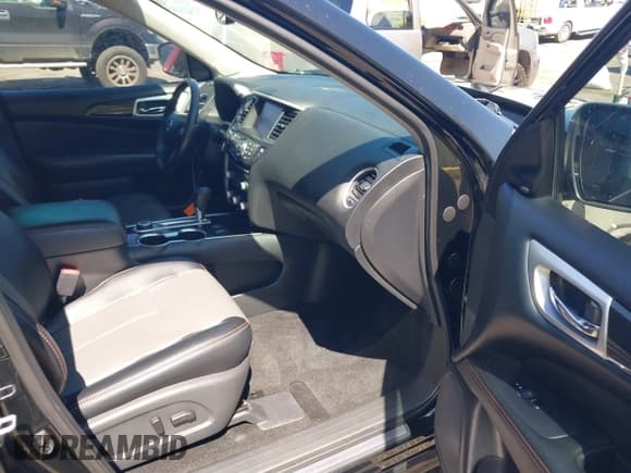 ✅ 2019 Nissan Pathfinder SV • VIN: 5N1DR2MM2KC642006 • Lot: 42301997. Wystawiony na IAAI z przebiegiem 95 716 mil. Bezpłatny archiwum sprzedaży aukcyjnych z USA i szczegółowy raport historii pojazdu na DreamBid. Zdjęcie 5.