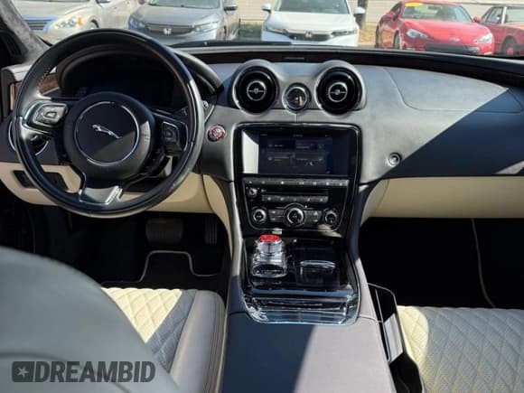 ✅ 2016 Jaguar XJ Portfolio • VIN: SAJWJ2GD8G8V99366 • Lot: 87255575. Wystawiony na Copart z przebiegiem 10 959 mil. Bezpłatny archiwum sprzedaży aukcyjnych z USA i szczegółowy raport historii pojazdu na DreamBid. Zdjęcie 9.