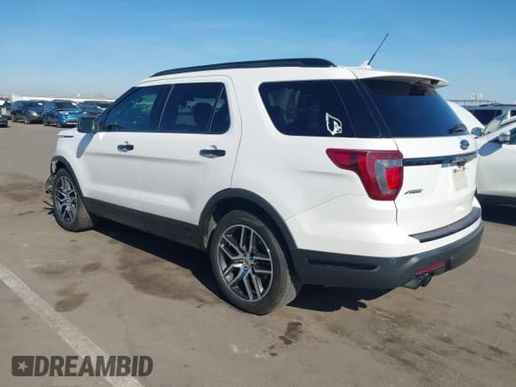 ✅ 2018 Ford Explorer Sport • VIN: 1FM5K8GT6JGC87122 • Lot: 43673299. Wystawiony na IAAI z przebiegiem 118 391 mil. Bezpłatny archiwum sprzedaży aukcyjnych z USA i szczegółowy raport historii pojazdu na DreamBid. Zdjęcie 3.
