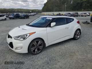 2013 Hyundai Veloster w/Gray Int z VIN KMHTC6AD6DU124843, wystawiony jako Copart lot #73250424 z przebiegiem 113 770 mil mil oraz Czysty tytuł • Clean title. Historia ofert i sprzedaży dostępna na DreamBid. Obrazek 1.