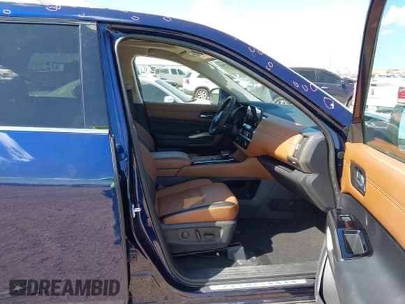 ✅ 2024 Nissan Pathfinder Platinum • VIN: 5N1DR3DG2RC217766 • Lot: 43361560. Wystawiony na IAAI z przebiegiem 19 369 mil. Bezpłatny archiwum sprzedaży aukcyjnych z USA i szczegółowy raport historii pojazdu na DreamBid. Zdjęcie 5.