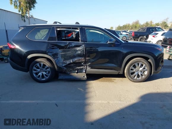 ✅ 2024 Toyota Highlander XLE • VIN: 5TDAAAA53RS017497 • Lot: 43622769. Listed on IAAI with 13,047 mi. Free auction sales archive from the USA and detailed vehicle history report at DreamBid. Image 13.