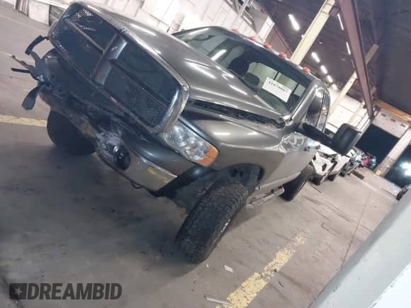 2004 Dodge 3500 ST z VIN 3D7LU38C34G264693, wystawiony jako IAAI lot #41078087 z przebiegiem 201 833 mil mil oraz . Historia ofert i sprzedaży dostępna na DreamBid. Obrazek 18.