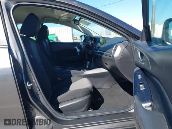 ✅ 2018 Mazda 3 Sport • VIN: 3MZBN1K75JM171686 • Lot: 43363933. Wystawiony na IAAI z przebiegiem 74 025 mil. Bezpłatny archiwum sprzedaży aukcyjnych z USA i szczegółowy raport historii pojazdu na DreamBid. Zdjęcie 5.