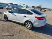 ✅ 2017 Ford Focus S • VIN: 1FADP3E2XHL332441 • Lot: 43878121. Wystawiony na IAAI z przebiegiem 119 287 mil. Bezpłatny archiwum sprzedaży aukcyjnych z USA i szczegółowy raport historii pojazdu na DreamBid. Zdjęcie 3.