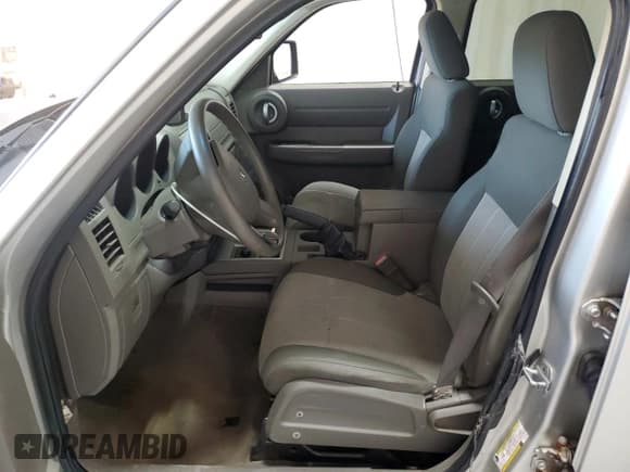 ✅ 2008 Dodge Nitro SXT • VIN: 1D8GU28K68W217809 • Lot: 84926975. Wystawiony na Copart z przebiegiem 142 716 mil. Bezpłatny archiwum sprzedaży aukcyjnych z USA i szczegółowy raport historii pojazdu na DreamBid. Zdjęcie 7.