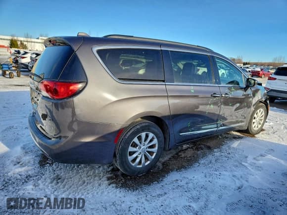 ✅ 2017 Chrysler Pacifica Touring L • VIN: 2C4RC1BG4HR550656 • Lot: 93261425. Listed on Copart with 155,764 mi. Free auction sales archive from the USA and detailed vehicle history report at DreamBid. Image 3.
