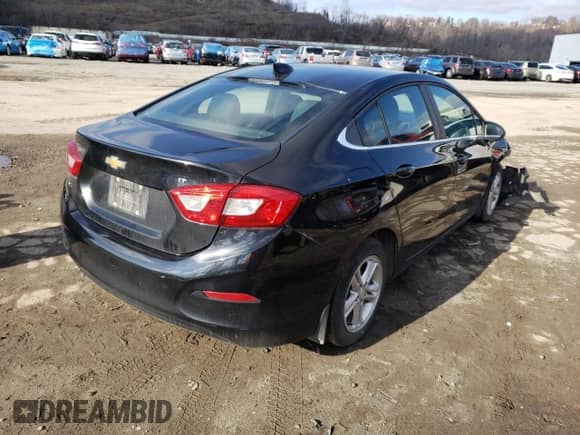 2018 Chevrolet Cruze LT z VIN 1G1BE5SM7J7157579, wystawiony jako Copart lot #67210212 z przebiegiem 106 012 mil mil oraz . Historia ofert i sprzedaży dostępna na DreamBid. Obrazek 3.