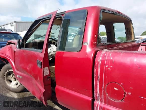 1997 Chevrolet S-10 LS with VIN 1GCCS19X5V8165256, listed as a IAAI auction lot 42740309 with 252,200 mi miles and . Bid and sale history available at DreamBid. Image 14.