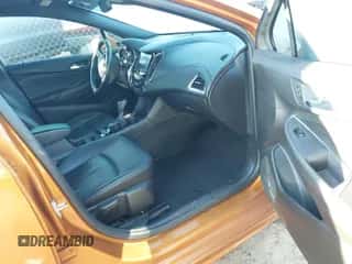 2017 Chevrolet Cruze Premier z VIN 3G1BF6SM6HS540153, wystawiony jako IAAI lot #43391698 z przebiegiem 115 761 mil mil oraz . Historia ofert i sprzedaży dostępna na DreamBid. Obrazek 5.