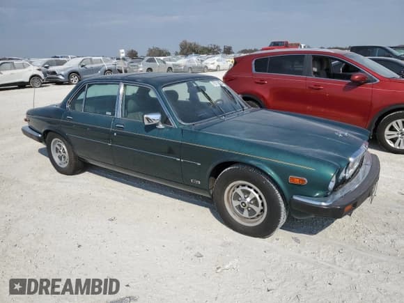 ✅ 1985 Jaguar XJ • VIN: SAJAV134XFC411652 • Лот: 75114634. Опубликован ранее на Copart с пробегом 50 945 миль. Бесплатный доступ к архиву аукционных продаж из США и подробный отчёт об истории автомобиля на DreamBid. Изображение 4.