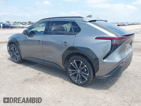 ✅ 2023 Toyota bZ4X XLE • VIN: JTMABACA7PA033445 • Lot: 42420141. Wystawiony na IAAI z przebiegiem 18 280 mil. Bezpłatny archiwum sprzedaży aukcyjnych z USA i szczegółowy raport historii pojazdu na DreamBid. Zdjęcie 3.