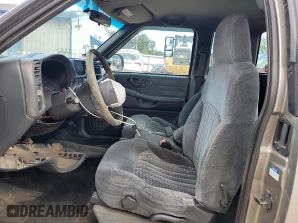 ✅ 2000 Chevrolet S-10 LS • VIN: 1GCCS1954Y8305977 • Лот: 81788574. Опубликован ранее на Copart с пробегом 181 498 миль. Бесплатный доступ к архиву аукционных продаж из США и подробный отчёт об истории автомобиля на DreamBid. Изображение 7.