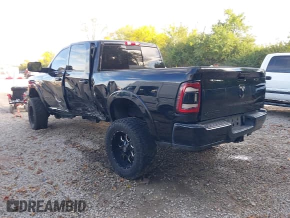 ✅ 2022 Ram 2500 Laramie • VIN: 3C6UR5FL1NG327295 • Lot: 43548472. Listed on IAAI with 107,821 mi. Free auction sales archive from the USA and detailed vehicle history report at DreamBid. Image 3.
