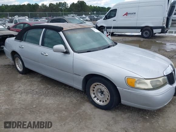 ✅ 1998 Lincoln Town Car Signature • VIN: 1LNFM82WXWY659028 • Lot: 42265774. Listed on IAAI with 164,400 mi. Free auction sales archive from the USA and detailed vehicle history report at DreamBid. Image 1.