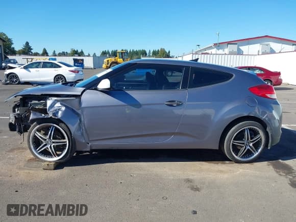 ✅ 2016 Hyundai Veloster • VIN: KMHTC6AD9GU258069 • Lot: 43335440. Listed on IAAI with 279,461 mi. Free auction sales archive from the USA and detailed vehicle history report at DreamBid. Image 15.
