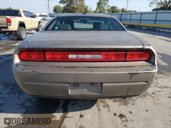 2010 Dodge Challenger SE z VIN 2B3CJ4DV1AH179963, wystawiony jako Copart lot #84362405 z przebiegiem 198 246 mil mil oraz Szkoda całkowita • Salvage title. Historia ofert i sprzedaży dostępna na DreamBid. Obrazek 6.