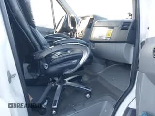 ✅ 2014 Freightliner Sprinter • VIN: WDYPE8DB5E5916116 • Lot: 43797766. Wystawiony na IAAI z przebiegiem 212 500 mil. Bezpłatny archiwum sprzedaży aukcyjnych z USA i szczegółowy raport historii pojazdu na DreamBid. Zdjęcie 5.