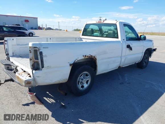2004 Chevrolet Silverado 1500 Work Truck z VIN 1GCEC14V44Z314647, wystawiony jako IAAI lot #43253243 z przebiegiem Nie podano mil oraz . Historia ofert i sprzedaży dostępna na DreamBid. Obrazek 4.