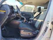 ✅ 2017 Kia Soul + • VIN: KNDJP3A58H7425531 • Lot: 89479005. Wystawiony na Copart z przebiegiem 110 592 mil. Bezpłatny archiwum sprzedaży aukcyjnych z USA i szczegółowy raport historii pojazdu na DreamBid. Zdjęcie 7.