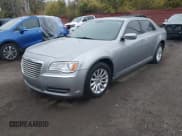 ✅ 2014 Chrysler 300 • VIN: 2C3CCAAG9EH220864 • Lot: 43572381. Wystawiony na IAAI z przebiegiem 124 435 mil. Bezpłatny archiwum sprzedaży aukcyjnych z USA i szczegółowy raport historii pojazdu na DreamBid. Zdjęcie 17.