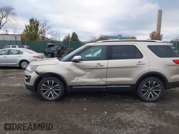 ✅ 2017 Ford Explorer Platinum • VIN: 1FM5K8HT1HGD51155 • Lot: 43648190. Wystawiony na IAAI z przebiegiem 113 686 mil. Bezpłatny archiwum sprzedaży aukcyjnych z USA i szczegółowy raport historii pojazdu na DreamBid. Zdjęcie 6.
