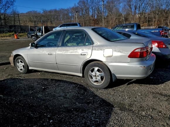 ✅ 1998 Honda Accord EX • VIN: 1HGCG5657WA112470 • Лот: 94920695. Опубликован ранее на Copart с пробегом 199 463 миль. Бесплатный доступ к архиву аукционных продаж из США и подробный отчёт об истории автомобиля на DreamBid. Изображение 2.