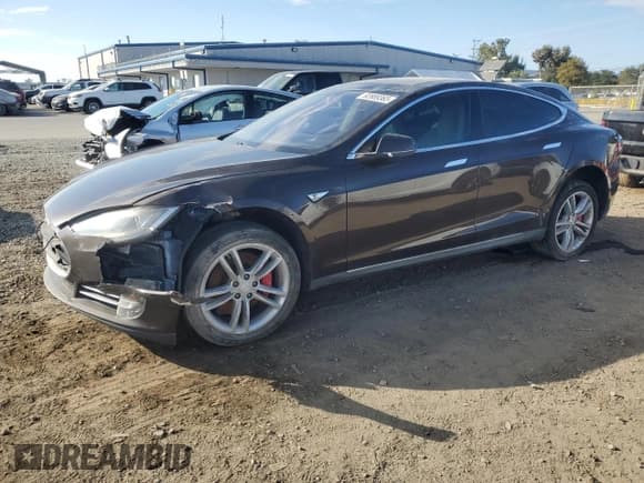 ✅ 2013 Tesla Model S Performance • VIN: 5YJSA1DP1DFP26184 • Lot: 92889365. Wystawiony na Copart z przebiegiem 134 253 mil. Bezpłatny archiwum sprzedaży aukcyjnych z USA i szczegółowy raport historii pojazdu na DreamBid. Zdjęcie 1.