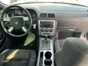 ✅ 2009 Dodge Challenger SE • VIN: 2B3LJ44VX9H623305 • Lot: 77859084. Wystawiony na Copart z przebiegiem 137 341 mil. Bezpłatny archiwum sprzedaży aukcyjnych z USA i szczegółowy raport historii pojazdu na DreamBid. Zdjęcie 9.