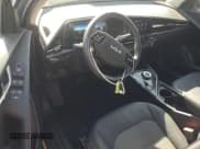 ✅ 2024 Kia Niro Wind • VIN: KNDCR3L16R5108924 • Lot: 93539345. Wystawiony na Copart z przebiegiem 23 283 mil. Bezpłatny archiwum sprzedaży aukcyjnych z USA i szczegółowy raport historii pojazdu na DreamBid. Zdjęcie 8.