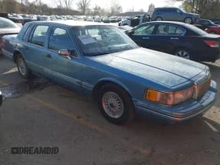 ✅ 1993 Lincoln Town Car Executive • VIN: 1LNLM81W9PY764987 • Lot: 43698015. Wystawiony na IAAI z przebiegiem 179 720 mil. Bezpłatny archiwum sprzedaży aukcyjnych z USA i szczegółowy raport historii pojazdu na DreamBid. Zdjęcie 1.