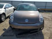 ✅ 2013 Volkswagen Beetle Fender Edition • VIN: 3VWJP7AT5DM654574 • Лот: 57112805. Опубликован ранее на Copart с пробегом 95 635 миль. Бесплатный доступ к архиву аукционных продаж из США и подробный отчёт об истории автомобиля на DreamBid. Изображение 5.