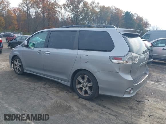 ✅ 2013 Toyota Sienna SE • VIN: 5TDXK3DC2DS373011 • Лот: 43587011. Опубликован ранее на IAAI с пробегом 179 462 миль. Бесплатный доступ к архиву аукционных продаж из США и подробный отчёт об истории автомобиля на DreamBid. Изображение 3.