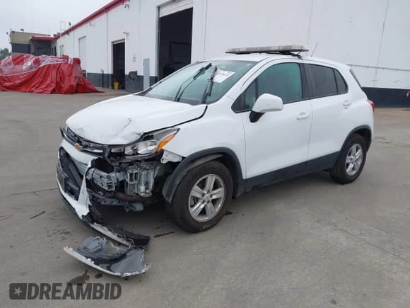 ✅ 2020 Chevrolet Trax LS • VIN: KL7CJKSB3LB022813 • Lot: 43753612. Wystawiony na IAAI z przebiegiem 85 533 mil. Bezpłatny archiwum sprzedaży aukcyjnych z USA i szczegółowy raport historii pojazdu na DreamBid. Zdjęcie 2.