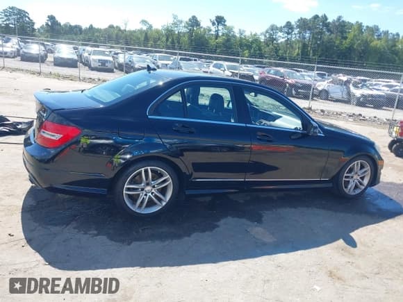 ✅ 2013 Mercedes-Benz C 300 Sport • VIN: WDDGF8AB2DR264162 • Лот: 43058356. Опубликован ранее на IAAI с пробегом 126 264 миль. Бесплатный доступ к архиву аукционных продаж из США и подробный отчёт об истории автомобиля на DreamBid. Изображение 12.