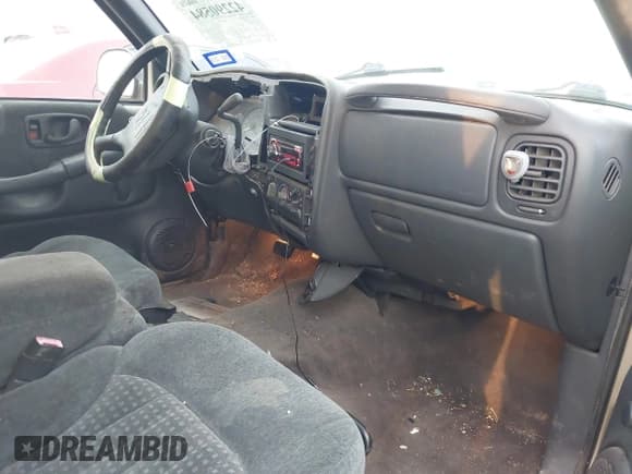 ✅ 1998 Chevrolet Blazer LS • VIN: 1GNCS13W9WK219573 • Lot: 42290584. Wystawiony na IAAI z przebiegiem 148 363 mil. Bezpłatny archiwum sprzedaży aukcyjnych z USA i szczegółowy raport historii pojazdu na DreamBid. Zdjęcie 5.