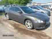 2012 Nissan Maxima S z VIN 1N4AA5APXCC853542, wystawiony jako IAAI lot #42746342 z przebiegiem 227 384 mil mil oraz . Historia ofert i sprzedaży dostępna na DreamBid. Obrazek 1.