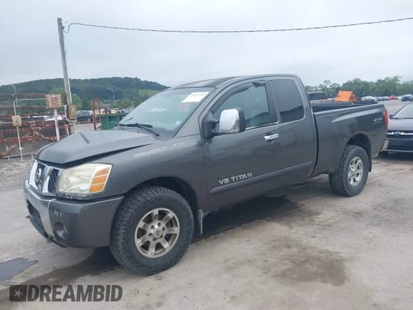 ✅ 2005 Nissan Titan LE • VIN: 1N6BA06B75N539852 • Lot: 43027521. Wystawiony na IAAI z przebiegiem 236 955 mil. Bezpłatny archiwum sprzedaży aukcyjnych z USA i szczegółowy raport historii pojazdu na DreamBid. Zdjęcie 2.